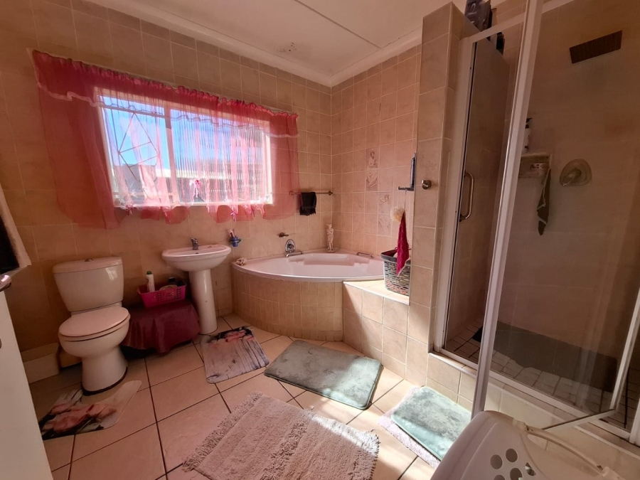 4 Bedroom Property for Sale in Hospitaalpark Free State